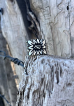Load image into Gallery viewer, Sterling Daisy Wide Ring
